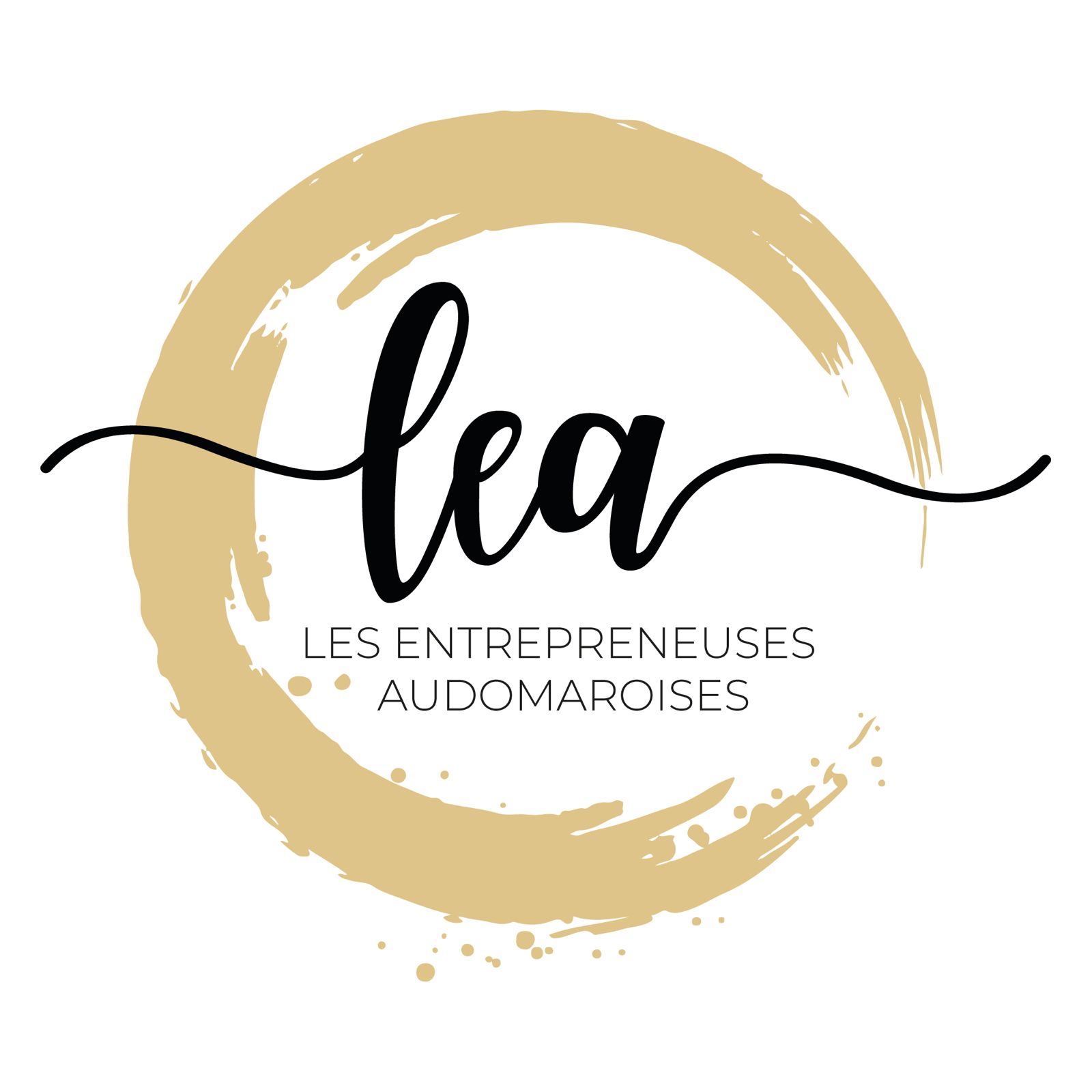 Logo de l’association LEA – Les Entrepreneuses Audomaroises. Le mot “lea” est écrit en lettres noires élégantes et cursives, traversant un cercle doré de style pinceau, accompagné en dessous du texte en majuscules : “LES ENTREPRENEUSES AUDOMAROISES”.